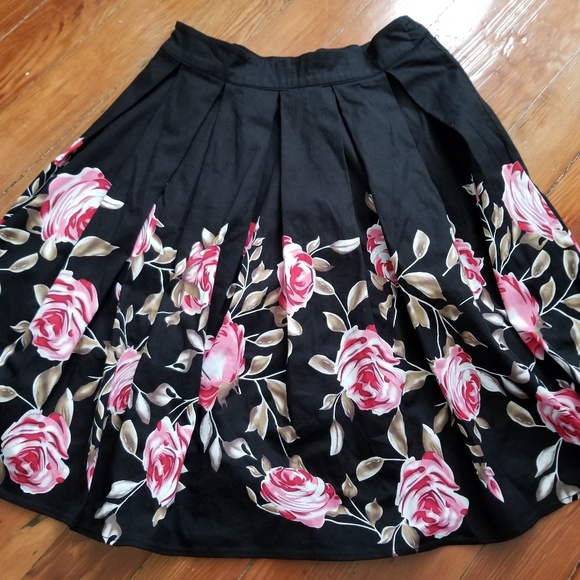 Dresses & Skirts - Full Pleated Rose Skirt Sz Small NWOT